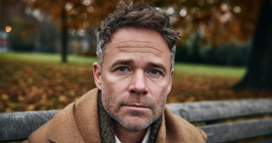 Pagué la educación de seis niños y luego descubrí que ninguno era mío — acusé a mi esposa de infidelidad, hasta que me entregó un sobre que lo cambió todo