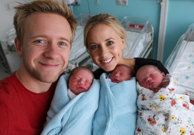 Mi esposo me dejó en el hospital con trillizos recién nacidos, y años después lo encontré por casualidad, y su petición me dejó sin palabras…