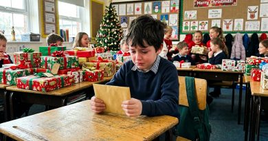 Se burló de un compañero de clase por no llevar un regalo — hasta que leyó su carta a Santa