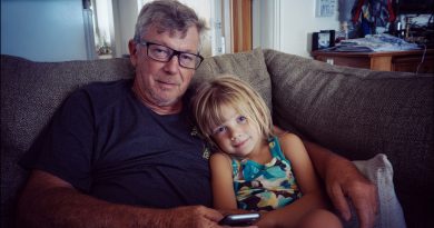 Crié a mi nieta después de que su familia falleciera en un accidente. Pero 20 años después, me entregó una nota que reveló la verdad sobre aquella noche y ese terrible accidente…