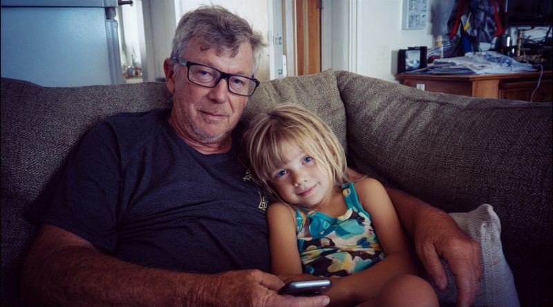 Crié a mi nieta después de que su familia falleciera en un accidente. Pero 20 años después, me entregó una nota que reveló la verdad sobre aquella noche y ese terrible accidente…