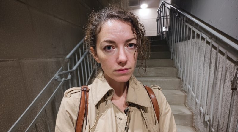 El domingo por la mañana escuché un timbre en la puerta y allí estaba una mujer. Tranquila, serena, como si se hubiera preparado con antelación para esta conversación. Y de inmediato dijo: «Perdón… tengo que decirte algo sobre tu esposo»…