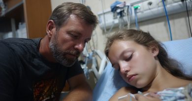 Un hombre desconocido venía al hospital todos los días y sostenía la mano de mi hija durante horas mientras estaba en coma. Cuando descubrí quién era realmente, algo dentro de mí se rompió…