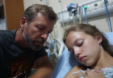 Un hombre desconocido venía al hospital todos los días y sostenía la mano de mi hija durante horas mientras estaba en coma. Cuando descubrí quién era realmente, algo dentro de mí se rompió…