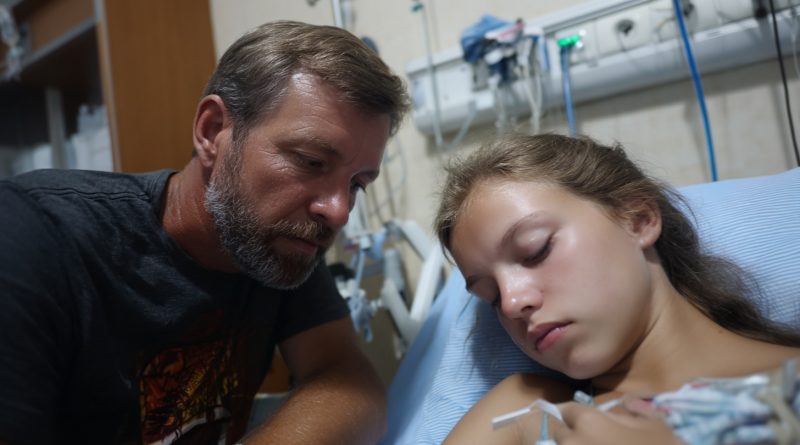 Un hombre desconocido venía al hospital todos los días y sostenía la mano de mi hija durante horas mientras estaba en coma. Cuando descubrí quién era realmente, algo dentro de mí se rompió…