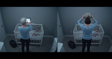 Contracté a una adorable niñera jubilada para mis gemelos — y una noche la cámara me mostró quién es en realidad