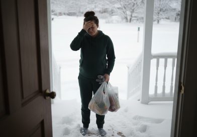 Mi esposo me dejó afuera en el frío — y lo que vi dentro lo cambió todo