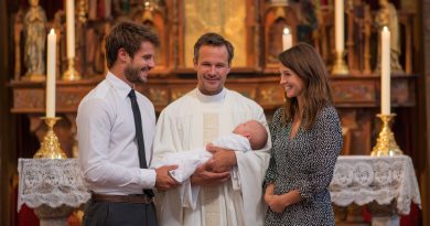 Mi esposo me pidió que no fuera al bautizo de nuestro hijo — pero de todas formas fui y vi cómo a mi hermana la presentaban como su «mamá»…