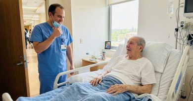 Compartió su almuerzo con un niño pobre en la escuela — años después se encontraron en una habitación de hospital