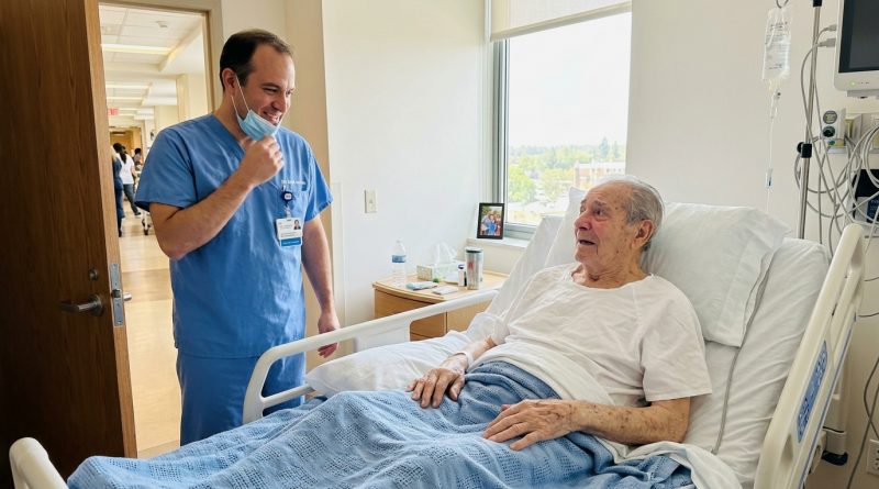 Compartió su almuerzo con un niño pobre en la escuela — años después se encontraron en una habitación de hospital