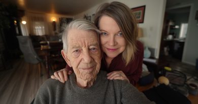 Meu padrasto me criou como se eu fosse sua filha depois que minha mãe faleceu, e foi no funeral dele que descobri a verdade que me escondiam há muitos anos…