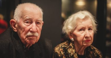 Durante 39 años mi esposo mantuvo un armario cerrado con llave. Después de su muerte lo abrí — y me arrepentí de haberlo hecho