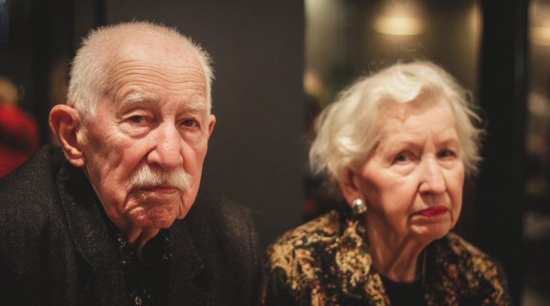 Durante 39 años mi esposo mantuvo un armario cerrado con llave. Después de su muerte lo abrí — y me arrepentí de haberlo hecho