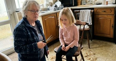 La suegra cortó el cabello de mi hija mientras yo estaba en el trabajo — no grité, pero al día siguiente se despertó y lamentó lo que hizo