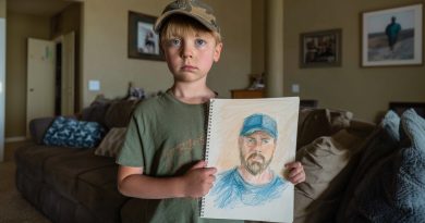 Mi hijo siempre dibujaba al mismo hombre — y un día él llamó a nuestra puerta…