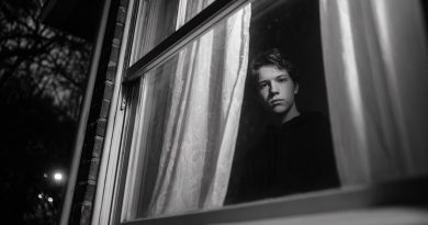 El hijo del vecino me hacía señales en código Morse todas las noches. Un día cambió la señal — y me recorrió un escalofrío