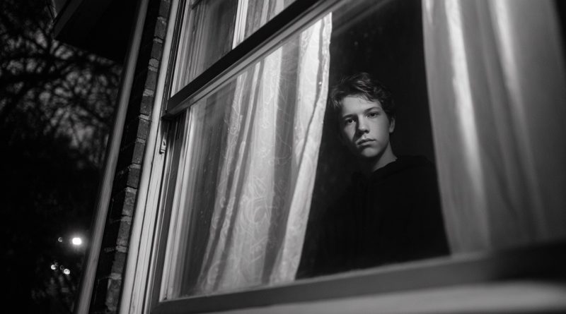 El hijo del vecino me hacía señales en código Morse todas las noches. Un día cambió la señal — y me recorrió un escalofrío