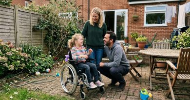 Adoptamos a una niña de la que todos se habían alejado porque estaba en una silla de ruedas — y después de 25 años, una carta reveló la verdad sobre su pasado…