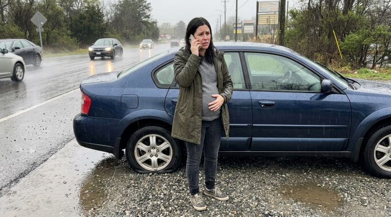 Estaba en el octavo mes cuando mi esposo me dejó con una llanta desinflada bajo la lluvia — y se puso pálido al ver quién llegó en su lugar