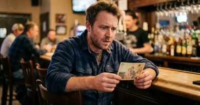 Encontré una billetera ajena en el bar — y dentro estaba mi foto de la infancia