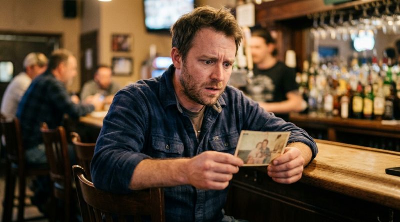Encontré una billetera ajena en el bar — y dentro estaba mi foto de la infancia