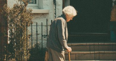 Pagué el almuerzo de una mujer ciega en una estación de servicio, y al día siguiente un hombre en un traje caro llamó a mi puerta y comenzó una conversación seria…