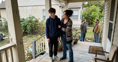 Hace 10 años, me dejó con un hijo que no era mío — ayer apareció con un abogado y exigió que se lo devolviese