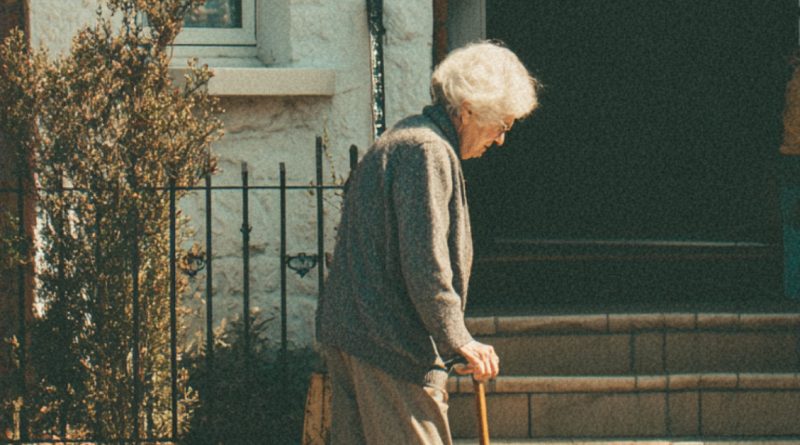 Pagué el almuerzo de una mujer ciega en una estación de servicio, y al día siguiente un hombre en un traje caro llamó a mi puerta y comenzó una conversación seria…