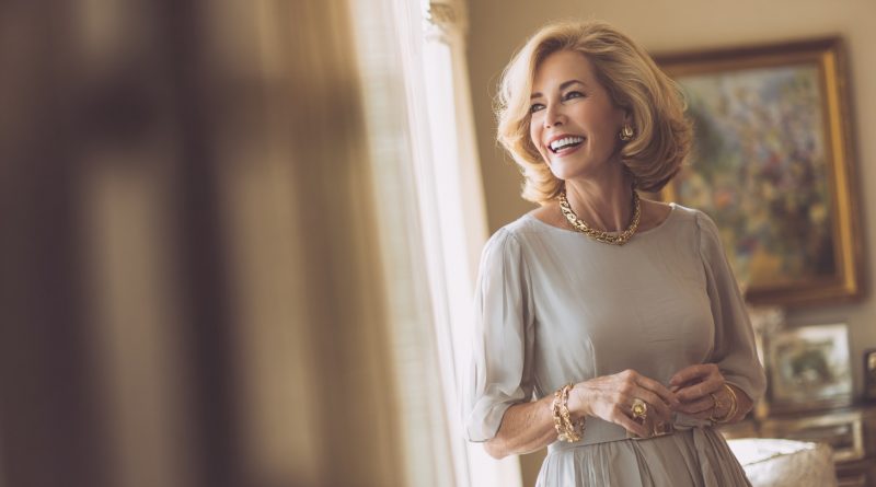 Mi madrastra cruzó la línea con mi esposo en una reunión familiar — decidí no quedarme callada