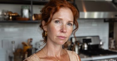 Encontré un pendiente ajeno en el coche de mi marido y me quedé callada. Medio año después, él dejó de siquiera ocultarse, y aquella mañana decidí hacer lo que más temía…