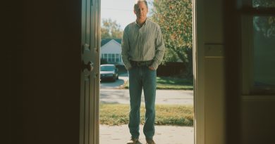 Mi padre nos echó a mí y a mi madre de casa para vivir con su amante, y veinte años después quiso quedarse con mi herencia, y entonces le mostré lo caro que realmente puede ser la traición…