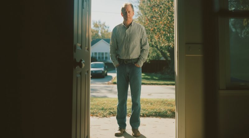 Mi padre nos echó a mí y a mi madre de casa para vivir con su amante, y veinte años después quiso quedarse con mi herencia, y entonces le mostré lo caro que realmente puede ser la traición…