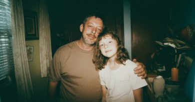 Durante diez años crié a la hija de mi amada fallecida — y en el Día de Acción de Gracias ella dijo que se iba con su padre biológico