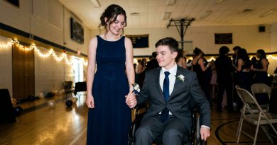 Renuncié a mi familia por mi amado paralítico. Quince años después, su secreto lo destruyó todo