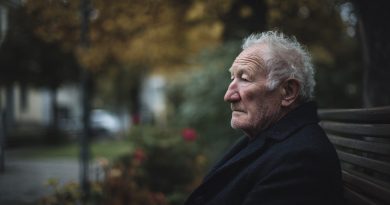 Durante treinta años, se sentó en el mismo banco del parque. Un día, una desconocida se sentó a su lado