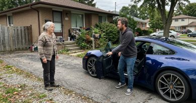 Hace una semana me robaron — y hoy mi hijo desempleado llegó a casa con un coche deportivo nuevo