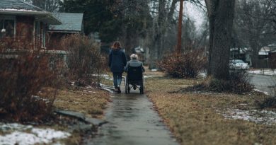 Nuestra nueva cuidadora sacaba regularmente a mi madre de la casa para dar paseos – y una grabación del timbre de la puerta lo reveló todo…