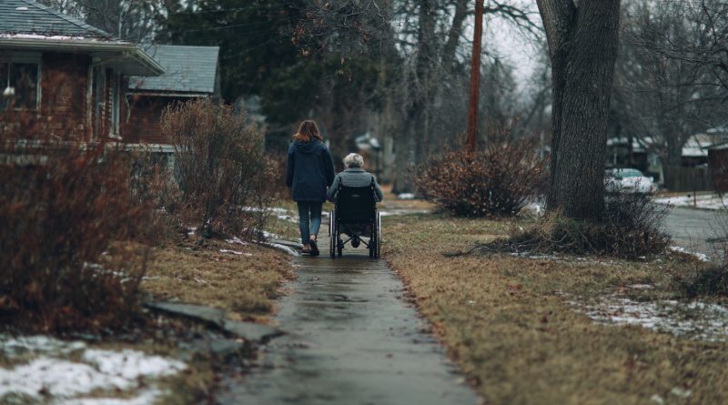 Nuestra nueva cuidadora sacaba regularmente a mi madre de la casa para dar paseos – y una grabación del timbre de la puerta lo reveló todo…