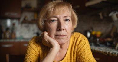 Mi madre me repudió por casarme con una madre soltera. Tres años después vino a nuestra casa y se echó a llorar