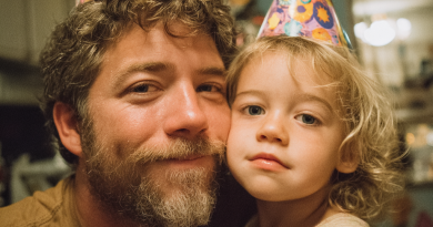 En la víspera de Navidad se me pinchó una llanta en una carretera desolada — cerca encontré una caja que cambió mi vida para siempre