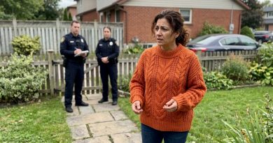 Encontré la pulsera de mi hija en un mercado de pulgas — A la mañana siguiente, la policía estaba en mi patio diciendo: “Necesitamos hablar”