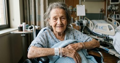 Mi Abuela Dejó Cinco Sobres Sellados para los Vecinos que Hicieron de su Vida un Infierno — Después de Entregar el Primero, la Policía se Presentó en mi Puerta