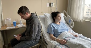 Mi esposo decidió destruirme justo después de que le salvara la vida — pero nuestra hija le dijo al juez: «¿Puedo mostrar algo que mamá no sabe?»