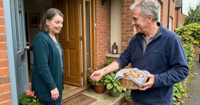 Treinta años creí que había muerto en un incendio — hasta que un nuevo vecino llamó a mi puerta