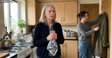 El hijo trajo a su prometida a cenar — y cuando ella se quitó el abrigo, reconocí la joya que yo misma había puesto en la tumba hace 25 años.