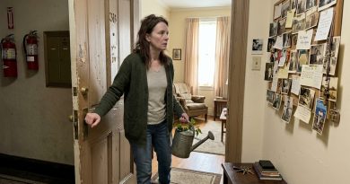 Un vecino me pidió que regara las plantas — encontré una habitación cerrada en su casa, y en ella, las paredes estaban cubiertas con fotos mías.