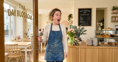 Ella Dejó Que una Mujer Sin Hogar Durmiera en Su Cafetería – Se Sorprendió Cuando Entró a la Mañana Siguiente