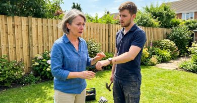 Un desconocido arregló su cerca por cien dólares — Luego notó la marca de nacimiento en su muñeca