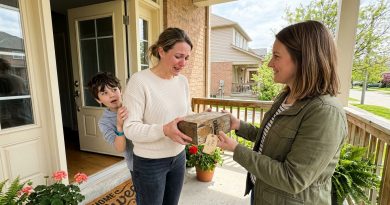 El Vecino Gruñón Gritaba a Mis Hijos Durante Años — Después de que Se Fue, Su Hija Llegó con una Caja Cerrada Dirigida a Mi Hijo
