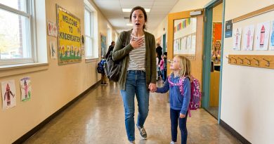 Una de mis hijas gemelas murió – Tres años después, en el primer día de primer grado de mi hija, su maestra dijo: ‘Las dos niñas están muy bien’